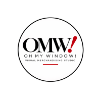 Logotipo de Oh My Window!, estudio creativo especializado en escaparatismo y visual merchandising, con diseño circular en blanco y negro, detalles en rojo y estética elegante y editorial.